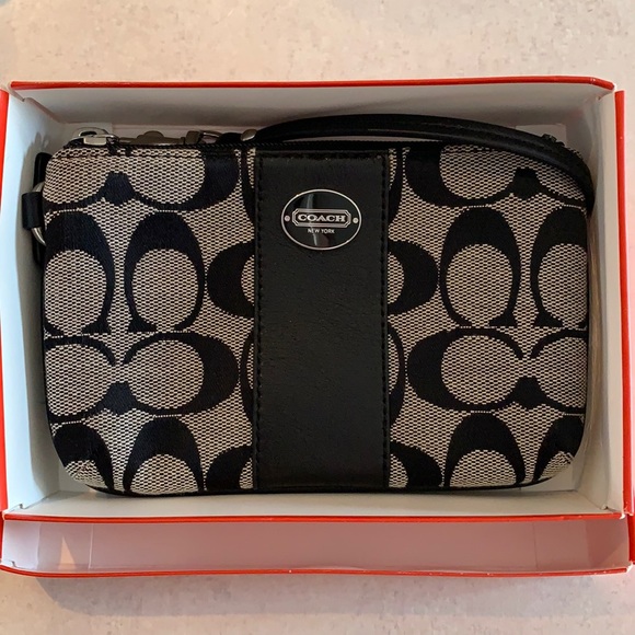 Small coach wristlet BRAND NEW- never used - Picture 1 of 6